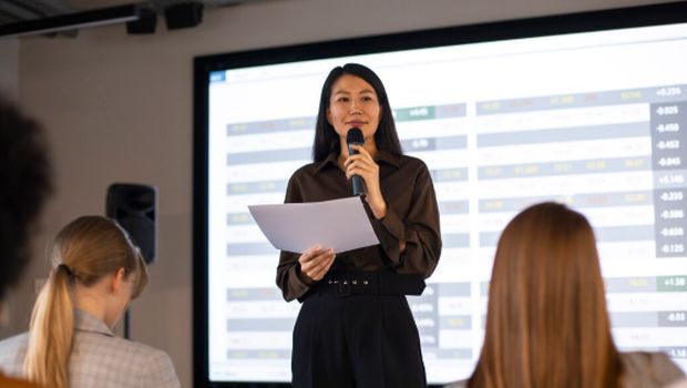 Leo, si raja zodiak. Mereka selalu jadi pusat perhatian dan percaya diri untuk menomor satukan dirinya./ Foto: freepik.com