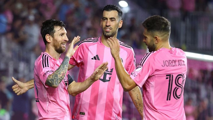FORT LAUDERDALE, FLORIDA - SEPTEMBER 20: Lionel Messi #10 of Inter Miami CF celebrates after scoring the teams third goal 
with teammates Jordi Alba #18 and Sergio Busquets #5 of Inter Miami CF during the MLS match between Inter Miami CF and D.C. United at Chase Stadium on September 20, 2025 in Fort Lauderdale, Florida. (Photo by Megan Briggs/Getty Images)