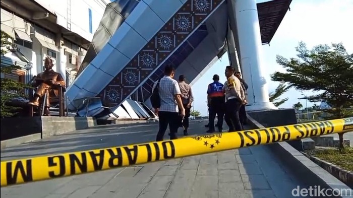 Ngeri! Atap Teras Kantor Pemerintahan di Brebes Runtuh, Tiga Warga Jadi Korban