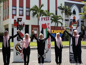 Ribuan Maba UM Surabaya Lukis Pesan Damai di Hari Perdamaian Dunia Ribuan Maba UM Surabaya Lukis Pesan Damai di Hari Perdamaian Dunia