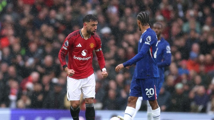 Soccer Football - Premier League - Manchester United v Chelsea - Old Trafford, Manchester, Britain - September 20, 2025 Manchester Uniteds Bruno Fernandes celebrates scoring their first goal as Chelseas Joao Pedro reacts REUTERS/Phil Noble EDITORIAL USE ONLY. NO USE WITH UNAUTHORIZED AUDIO, VIDEO, DATA, FIXTURE LISTS, CLUB/LEAGUE LOGOS OR LIVE SERVICES. ONLINE IN-MATCH USE LIMITED TO 120 IMAGES, NO VIDEO EMULATION. NO USE IN BETTING, GAMES OR SINGLE CLUB/LEAGUE/PLAYER PUBLICATIONS. PLEASE CONTACT YOUR ACCOUNT REPRESENTATIVE FOR FURTHER DETAILS..