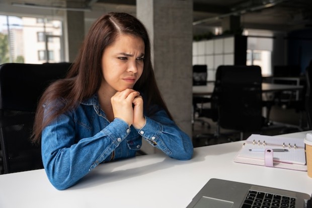 Banyak orang menunggu untuk diperhatikan di kantor, padahal itu hanya membuat peluang semakin kecil. Mengandalkan kerja keras tanpa komunikasi jelas bisa menghambat karier cepat naik. Nyatanya, manajer tidak selalu tahu ambisi karyawannya.
