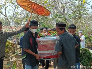 Duka Keluarga Korban Longsor Freeport di Kesugihan Cilacap