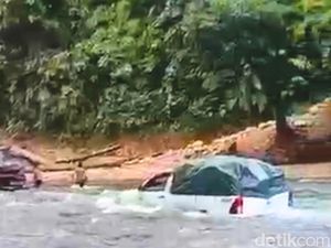 Jeck Bertaruh Nyawa Lintasi Sungai-Lumpur di Jalur Kaltara Demi Sembako Jeck Bertaruh Nyawa Lintasi Sungai-Lumpur di Jalur Kaltara Demi Sembako
