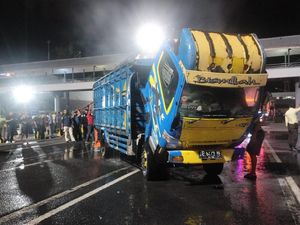 Truk Barang Bekas Terbakar di Pelabuhan Gilimanuk, Diduga Korsleting Aki Truk Barang Bekas Terbakar di Pelabuhan Gilimanuk, Diduga Korsleting Aki