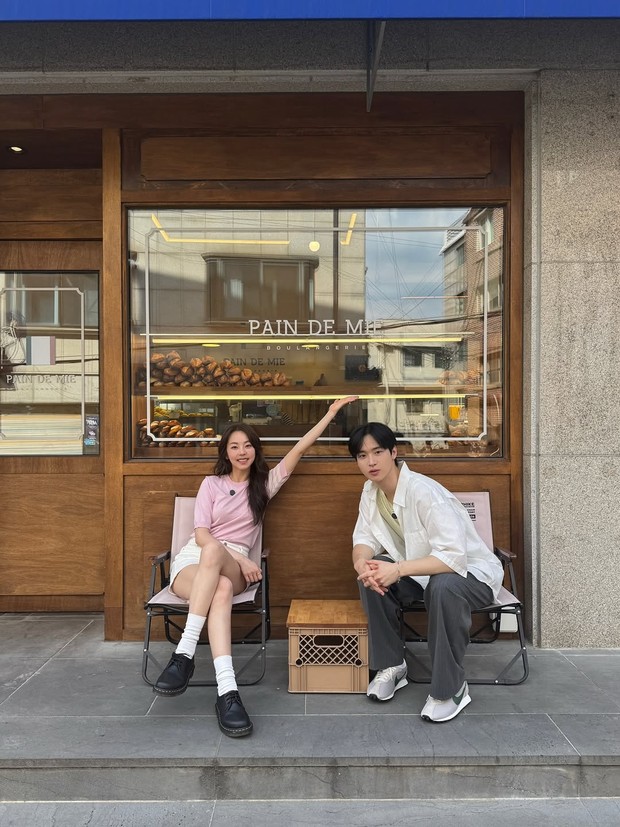 Potret Ahn So Hee dan Jang Dong Yoon/ Foto: instagram.com/ssoheean Berawal dari rekan satu agensi, Ahn So Hee dan Jang Dong Yoon berakhir berteman dalam pertemuan pertama mereka karena menemukan banyak kesamaan. Beberapa diantaranya adalah teman sebaya, tumbuh di lingkungan yang sama, dan selera makanan serupa.