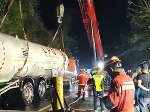Proses Hati-hati Evakuasi 12 Jam Truk Tangki Gas Terguling di Patuk Proses Hati-hati Evakuasi 12 Jam Truk Tangki Gas Terguling di Patuk