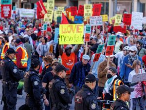 Ribuan Demonstran Turun ke Jalan Toronto Tolak Kebijakan Carney