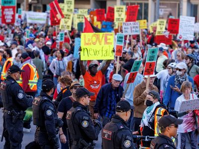 Ribuan Demonstran Turun ke Jalan Toronto Tolak Kebijakan Carney