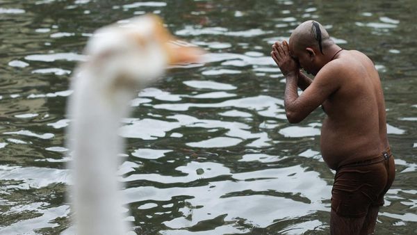 Ritual Mahalaya di Mumbai, Umat Hindu Berendam di Air Suci Banganga