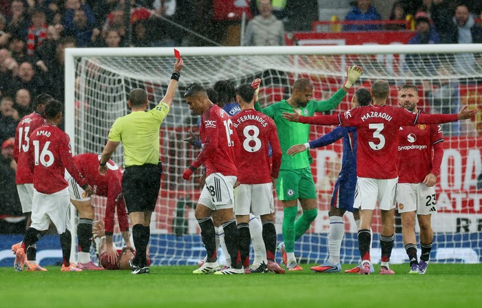 Soccer Football - Premier League - Manchester United v Chelsea - Old Trafford, Manchester, Britain - September 20, 2025 Chelsea's Robert Sanchez is shown a red card by referee Peter Bankes REUTERS/Phil Noble EDITORIAL USE ONLY. NO USE WITH UNAUTHORIZED AUDIO, VIDEO, DATA, FIXTURE LISTS, CLUB/LEAGUE LOGOS OR 'LIVE' SERVICES. ONLINE IN-MATCH USE LIMITED TO 120 IMAGES, NO VIDEO EMULATION. NO USE IN BETTING, GAMES OR SINGLE CLUB/LEAGUE/PLAYER PUBLICATIONS. PLEASE CONTACT YOUR ACCOUNT REPRESENTATIVE FOR FURTHER DETAILS..