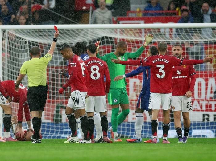 Soccer Football - Premier League - Manchester United v Chelsea - Old Trafford, Manchester, Britain - September 20, 2025 Chelsea's Robert Sanchez is shown a red card by referee Peter Bankes REUTERS/Phil Noble EDITORIAL USE ONLY. NO USE WITH UNAUTHORIZED AUDIO, VIDEO, DATA, FIXTURE LISTS, CLUB/LEAGUE LOGOS OR 'LIVE' SERVICES. ONLINE IN-MATCH USE LIMITED TO 120 IMAGES, NO VIDEO EMULATION. NO USE IN BETTING, GAMES OR SINGLE CLUB/LEAGUE/PLAYER PUBLICATIONS. PLEASE CONTACT YOUR ACCOUNT REPRESENTATIVE FOR FURTHER DETAILS..