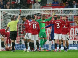 Kartu Merah Sanchez Bikin Chelsea Berantakan, MU Menang Tipis 2-1 Kartu Merah Sanchez Bikin Chelsea Berantakan, MU Menang Tipis 2-1