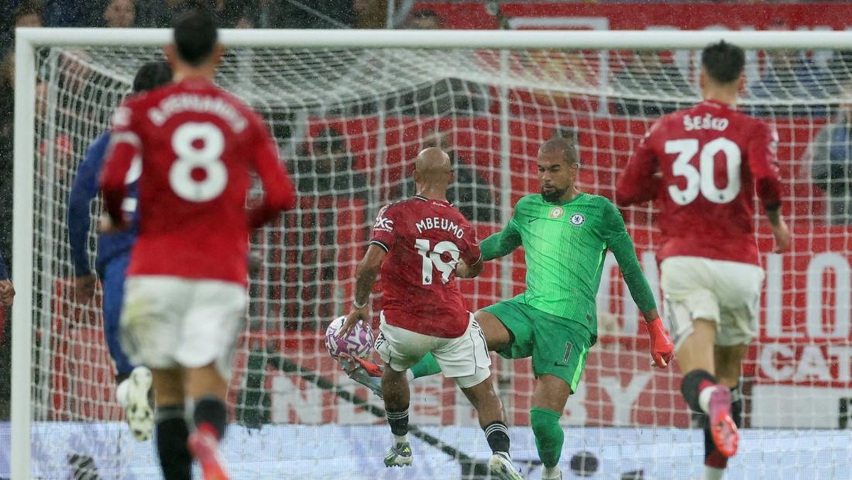Kiper Chelsea Robert Sanchez dikartu merah usai melanggar Bryan Mbeumo (Foto: REUTERS/Phil Noble)