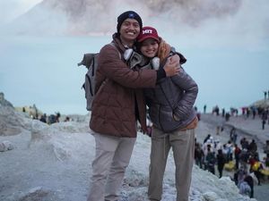 Jejak Petualang Sabrina Anggraini dan Belva Devara di Kawah Ijen Jejak Petualang Sabrina Anggraini dan Belva Devara di Kawah Ijen