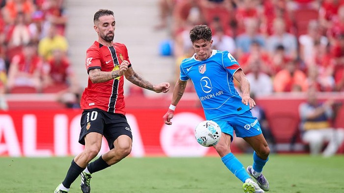 MALLORCA, SPAIN - SEPTEMBER 21: Sergi Darder of RCD Mallorca competes for the ball with Giuliano Simeone of Atletico de Madrid during the LaLiga EA Sports match between RCD Mallorca and Atlético de Madrid at Estadio de Son Moix on September 21, 2025 in Mallorca, Spain. (Photo by Cristian Trujillo/Quality Sport Images/Getty Images)