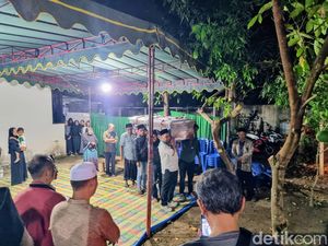 Isak Tangis Sambut Kedatangan Jasad Korban Longsor Freeport di Ponorogo Isak Tangis Sambut Kedatangan Jasad Korban Longsor Freeport di Ponorogo