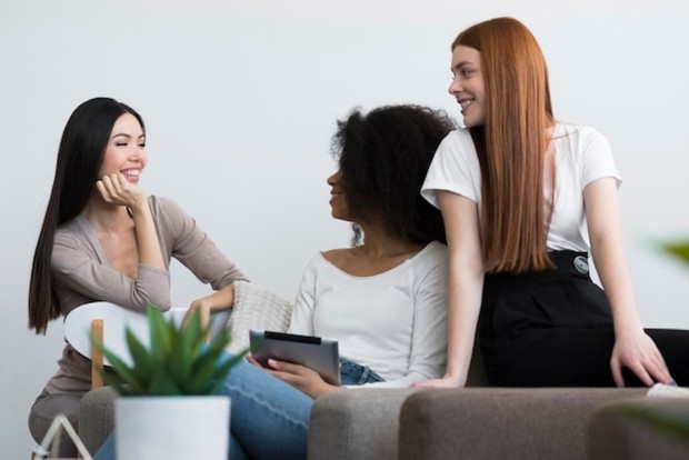 Tanda orang menyimpan luka batin sering terlihat saat mereka kesulitan menerima pujian/Foto: Freepik Tanda orang menyimpan luka batin sering terlihat saat mereka kesulitan menerima pujian. Mereka ragu dan merasa tidak layak ketika orang lain mengapresiasi. Hal ini membuat pujian yang seharusnya menyenangkan terasa membingungkan dan tidak pantas.