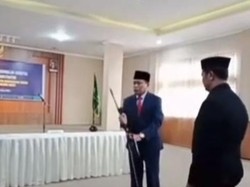 Kakanwil Kemenag NTB Lempar Tiang Mikrofon, Ini Kronologinya