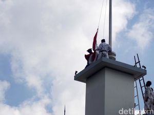 Teatrikal Perobekan Bendera di Hotel Yamato Surabaya Teatrikal Perobekan Bendera di Hotel Yamato Surabaya