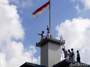 Dramatis! Pertunjukan Detik-detik Perobekan Bendera Belanda di Hotel Yamato Dramatis! Pertunjukan Detik-detik Perobekan Bendera Belanda di Hotel Yamato