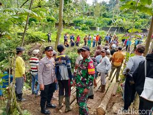 Akses Putus, Warga Lumajang Bangun Jembatan Darurat dari Bambu Akses Putus, Warga Lumajang Bangun Jembatan Darurat dari Bambu