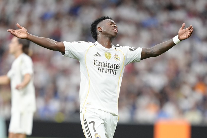 2235972170 MADRID, SPAIN - 2025/09/20: VinΓcius JΓΊnior of Real Madrid CF reacts during the La Liga EA Sports match between Real Madrid and RCD Espanyol at the Santiago BernabΓ©u. Final Score; Real Madrid 2 : 0 RCD Espanyol. (Photo by Gokhan Taner/SOPA Images/LightRocket via Getty Images)
