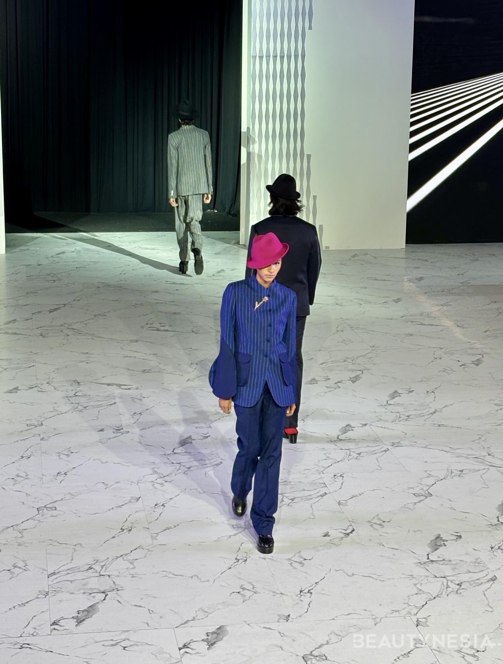 Agus Lim tampilkan koleksi di Senayan City Fashion Nation XIX. 20 looks dipresentasikan bertajuk 'GENTLE DISRUPTION'.