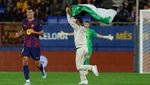 Momen Suporter Bawa Bendera Palestina Masuk Lapangan Barca Vs Getafe