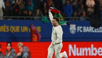 Suporter itu menyusup masuk lapangan dengan membawa bendera Palestina. Foto: REUTERS/Albert Gea