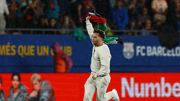 Momen Suporter Bawa Bendera Palestina Masuk Lapangan Barca Vs Getafe