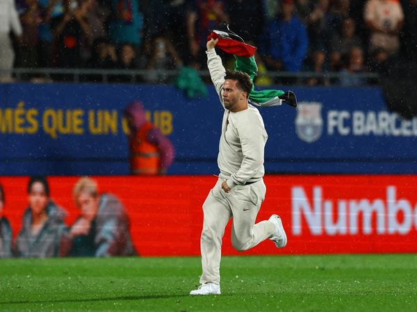 Momen Suporter Bawa Bendera Palestina Masuk Lapangan Barca Vs Getafe