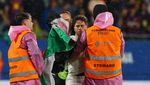 Momen Suporter Bawa Bendera Palestina Masuk Lapangan Barca Vs Getafe