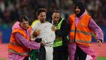 Momen Suporter Bawa Bendera Palestina Masuk Lapangan Barca Vs Getafe
