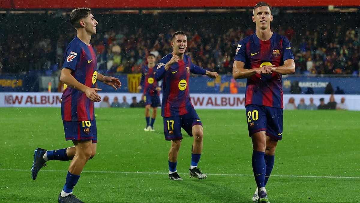 Dani Olmo (kanan) merayakan gol Barcelona ke gawang Getafe dalam lanjutan LaLiga. (Foto: Albert Gea/REUTERS)