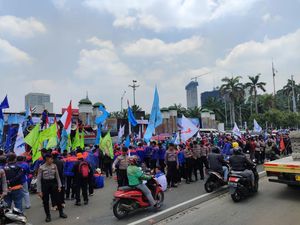 Buruh Demo di DPR, Tolak Upah Murah-Hapus Outsourcing Buruh Demo di DPR, Tolak Upah Murah-Hapus Outsourcing