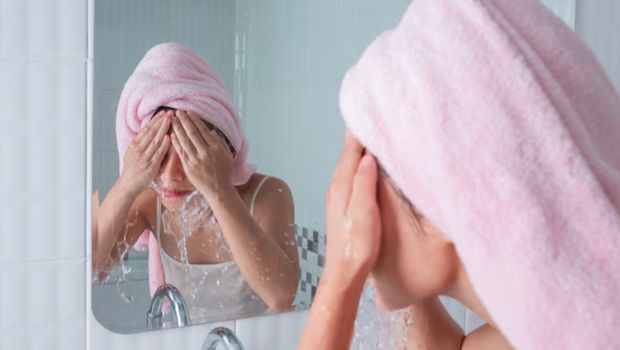cuci muka terlalu sering menyebabkan jerawat/Foto: freepik.com/jcomp
