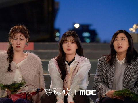 Cuplikan adegan dalam drama Korea To The Moon/ Foto: MBC To The Moon merupakan drama Korea yang sudah tayang sejak Jumat (19/9/2025). Drama ini mengisahkan tentang 3 orang yang persahabatan karena berada di posisi yang sama yakni sebagai karyawan kontrak yang berkeinginan untuk mendapatkan promosi jabatan sebagai karyawan tetap.
