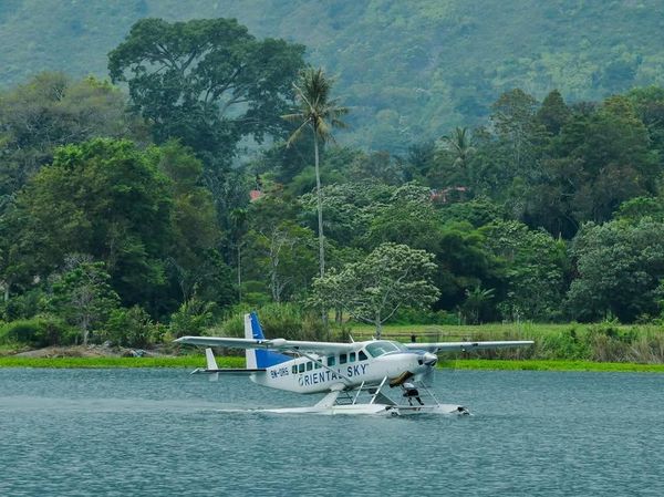 Potret Pesawat Amfibi Mendarat di Samosir, Bawa Gubsu Bobby Nasution