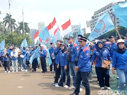Video: Massa Buruh Mulai Padati Depan Gedung DPR