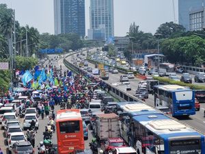 Buruh Demo di Depan DPR, Lalin Jl Gatot Subroto Arah Slipi Dialihkan