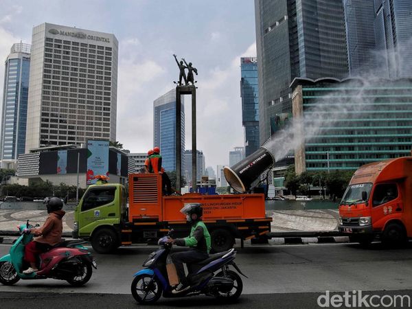 DLH Jakarta Semprot Kabut Air di Jalan Protokol untuk Redam Polusi Udara