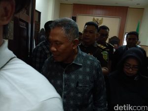 Eks Bupati Lobar Terdakwa Korupsi LCC Dituntut 10,5 Tahun Penjara Eks Bupati Lobar Terdakwa Korupsi LCC Dituntut 10,5 Tahun Penjara