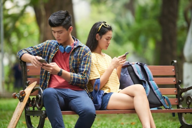 Ekspektasi dalam hubungan bisa terdistorsi oleh paparan berkelanjutan dari medsos/Foto: Freepik/pressfoto Media sosial kerap menampilkan romansa yang tampak sempurna, dari liburan eksotis hingga momen mesra sehari-hari. Ekspektasi dalam hubungan bisa terdistorsi karena paparan terus-menerus pada citra ideal ini. Akhirnya, pasangan sering merasa tekanan untuk menjaga penampilan, bukan membangun kedekatan emosional.
