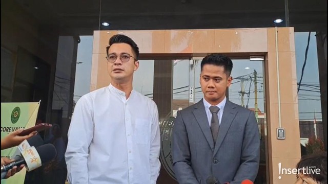 Gosip Terkini Selebriti Insertlive : Emosional, Eza Gionino Tak Henti Nangis Usai Sidang Mediasi