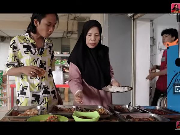 Fajar Sadboy Kini Jualan Ayam Woku hingga Bubur Manado, Intip Potretnya!