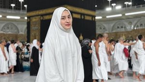 8 Gaya Hijab Angbeen Rishi Saat Umrah, Curhat Soal Hati yang Remuk