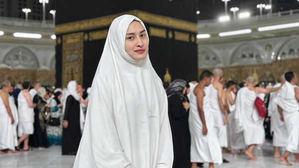 8 Gaya Hijab Angbeen Rishi Saat Umrah, Curhat Soal Hati yang Remuk