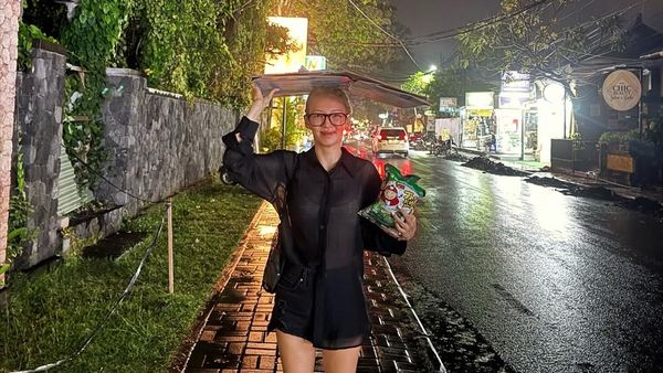 8 Foto Hyoyeon SNSD Rayakan Ultah di Bali, Kehujanan Pakai Kardus Bak Warlok