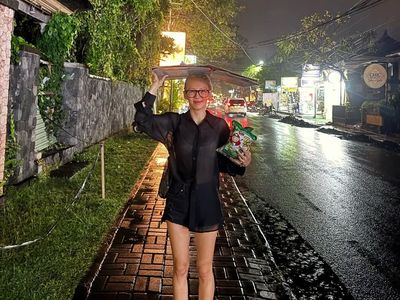 8 Foto Hyoyeon SNSD Rayakan Ultah di Bali, Kehujanan Pakai Kardus Bak Warlok